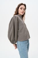 قميص بنقوش متعرجة