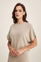 بلوزة لامعة بأكمام قصيرة