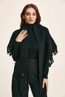 وشاح صوف مزين بالشراشيب