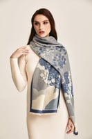 وشاح صوف بطبعات موردة