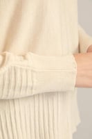 بلوزة محبوكة بقصة واسعة