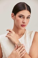 إسوارة مُرصعة مزينة بفراشة