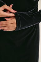 فستان مخمل بلا أكتاف-