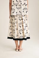 تنورة مُطرزة بكسرات