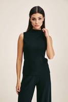 بلوزة محبوكة بلا أكمام