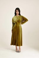 فستان مخمل بطيات