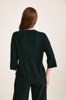 بلوزة محبوكة بأكتاف منسدلة