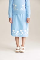 تنورة مطرزة بالورود