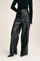 بنطلون جلد بأرجل عريضة