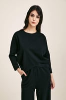 بلوزة بقصة غير متماثلة