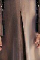 فستان بلا أكتاف مزين بالخرز