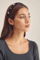 طوق مخمل مزين بالكريستال