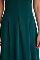 فستان بأكمام مزينة بالترتر