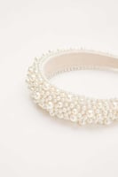 طوق مُبطن مزين باللؤلؤ