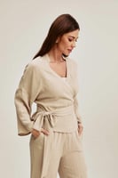 بلوزة بنمط لف برباط