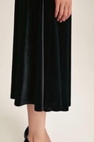 تنورة مخمل بقصة كلوش