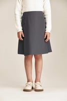 تنورة واسعة مزينة بأزرار