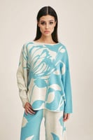 بلوزة موردة بقصة واسعة