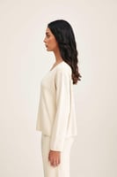 بلوزة بتفاصيل لامعة