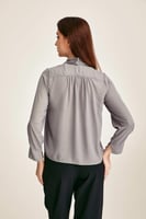 بلوزة بياقة بربطة بليسيه