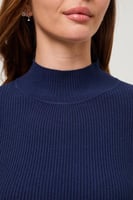 بلوزة بيسك بياقة عالية