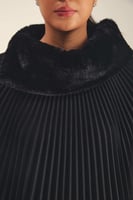 بلوزة كيب مزينه بالفرو