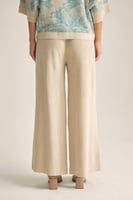 بنطلون محبوك بأرجل واسعة