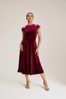 فستان مخمل بأكتاف مفتوحة