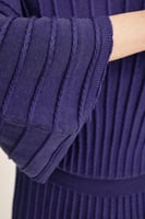 بلوزة محبوكة بقصة واسعة