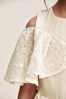 فستان بلا أكمام بكشكش