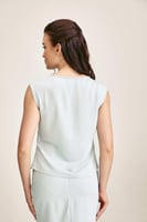 بلوزة بياقة متدلية