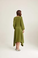 فستان بقصة غير متماثلة