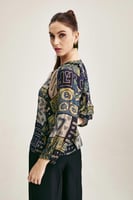 بلوزة فضفاضة بنقوش هندسية