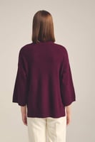 بلوزة واسعة بياقة V