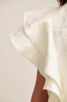 بلوزة بأكمام كشكش