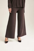 بنطلون محبوك بأرجل واسعة