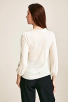 بلوزة بياقة بربطة