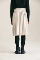 تنورة مخمل واسعة بكسرات