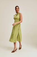 فستان بياقة متدلية