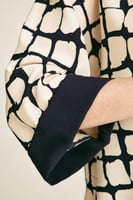 بلوزة مطبعة بأكتاف منسدلة