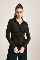 قميص ضيق بنقشة ثعبان