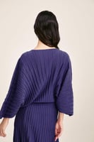 بلوزة محبوكة بقصة واسعة