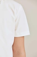 بلوزة بياقة مزينة باللؤلؤ