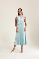 فستان بحمالات مع بلوزة ترتر