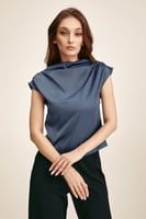 بلوزة بتفاصيل طيات