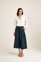 تنورة واسعة بطيات جانبية