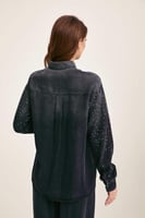 قميص دينم بتفاصيل لامعة