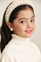 حلق وردة مزين باللؤلؤ