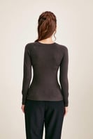 بلوزة بيسك بأكمام طويلة