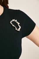 بلوزة بأكمام قصيرة مزينة ببروش